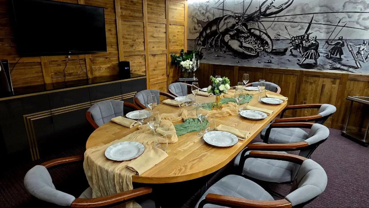 Интерьер/Экстерьер/Банкетная зона/Бар/Стол для двоих/Вход/Главный зал/Lounge зона ресторан Раковарня «В ус не дул» на Пятницкой фото