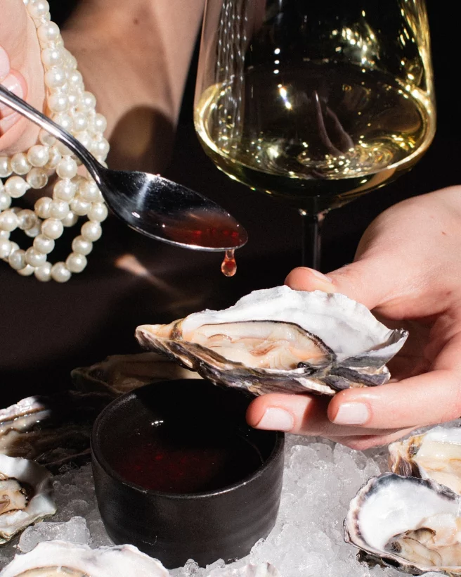 Интерьер/Экстерьер/Банкетная зона/Бар/Стол для двоих/Вход/Главный зал/Lounge зона ресторан Hide фото