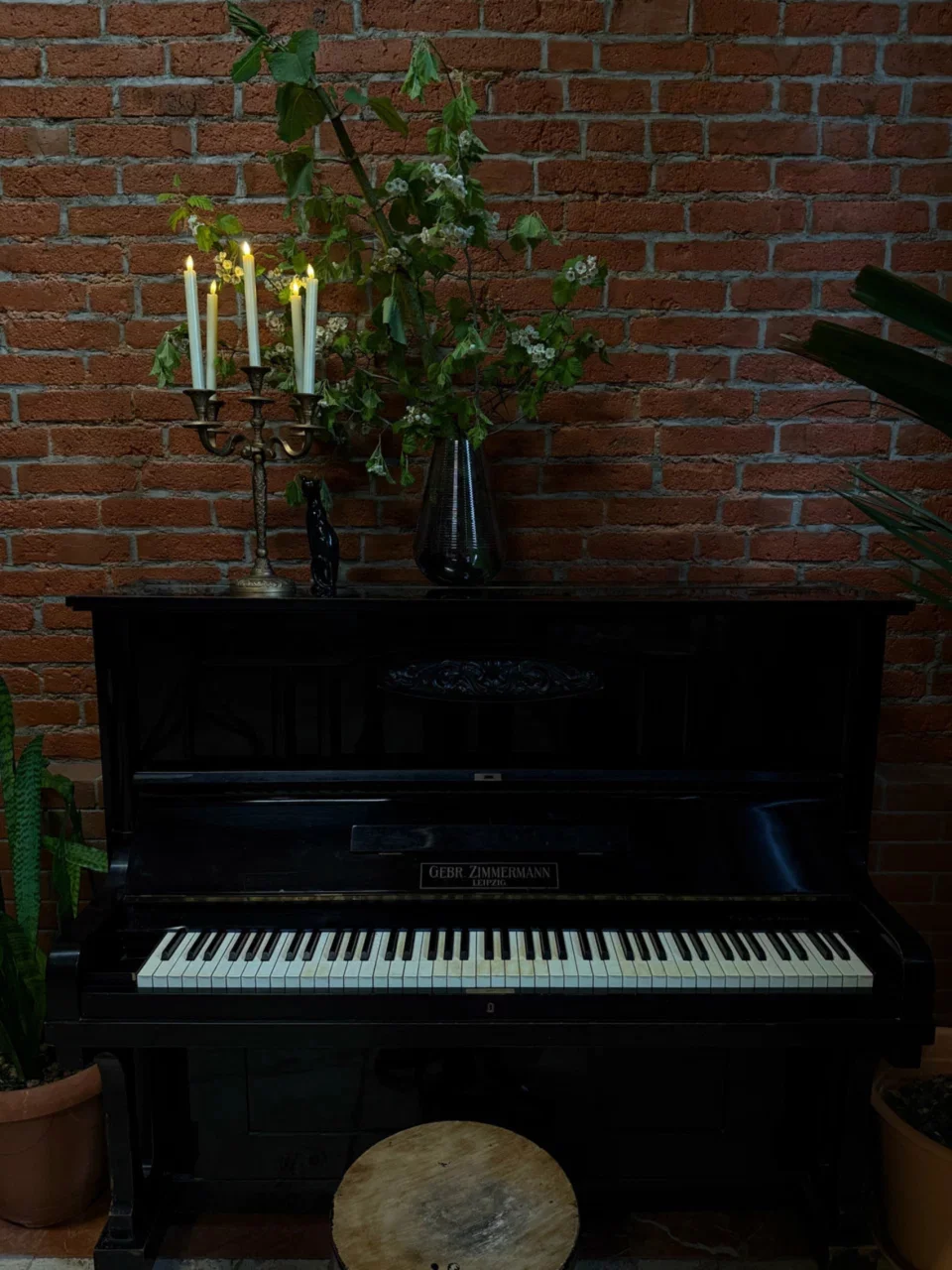 Интерьер/Экстерьер/Банкетная зона/Бар/Стол для двоих/Вход/Главный зал/Lounge зона лофт Партия фото