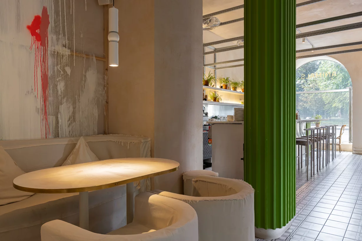 Интерьер/Экстерьер/Банкетная зона/Бар/Стол для двоих/Вход/Главный зал/Lounge зона ресторан Animals фото