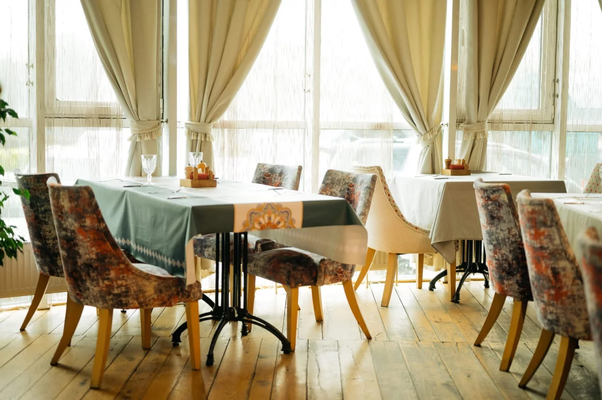 Интерьер/Экстерьер/Банкетная зона/Бар/Стол для двоих/Вход/Главный зал/Lounge зона кафе МишЛен фото