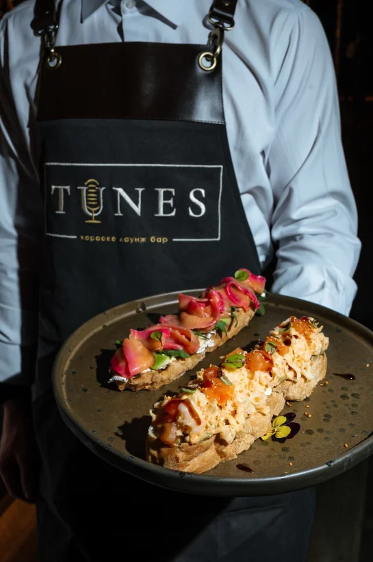 Интерьер/Экстерьер/Банкетная зона/Бар/Стол для двоих/Вход/Главный зал/Lounge зона караоке-клуб Tunes фото