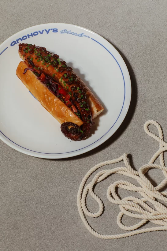 Интерьер/Экстерьер/Банкетная зона/Бар/Стол для двоих/Вход/Главный зал/Lounge зона ресторан Anchovy’s Club фото