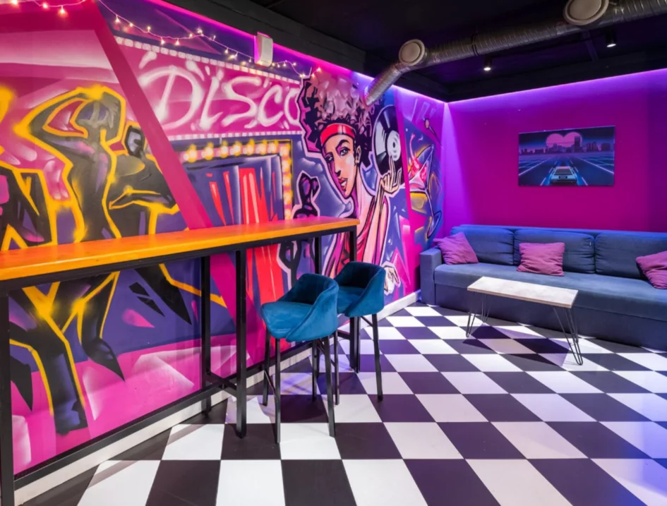 Интерьер/Экстерьер/Банкетная зона/Бар/Стол для двоих/Вход/Главный зал/Lounge зона лофт Party Time фото