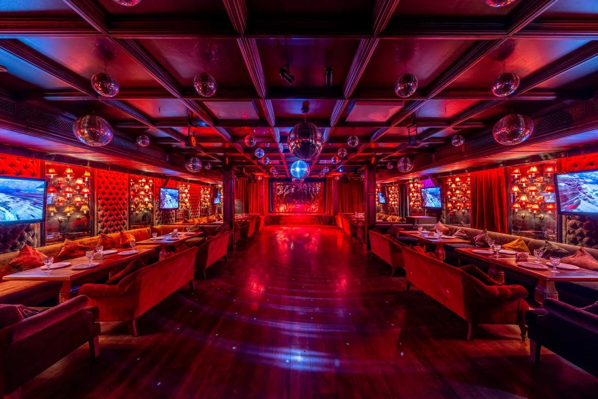 Интерьер/Экстерьер/Банкетная зона/Бар/Стол для двоих/Вход/Главный зал/Lounge зона ресторан Понтон фото