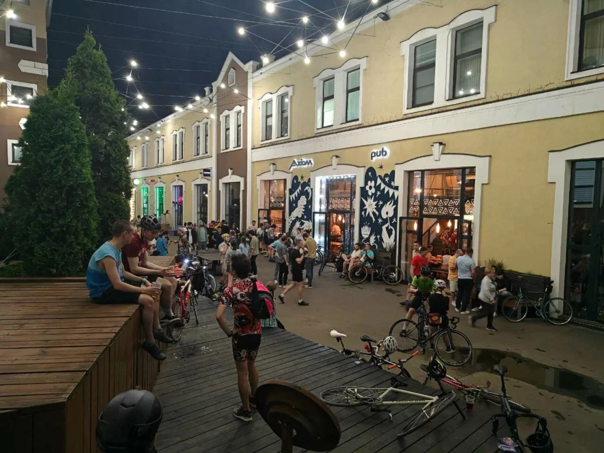 Интерьер/Экстерьер/Банкетная зона/Бар/Стол для двоих/Вход/Главный зал/Lounge зона паб Axiom Pub фото