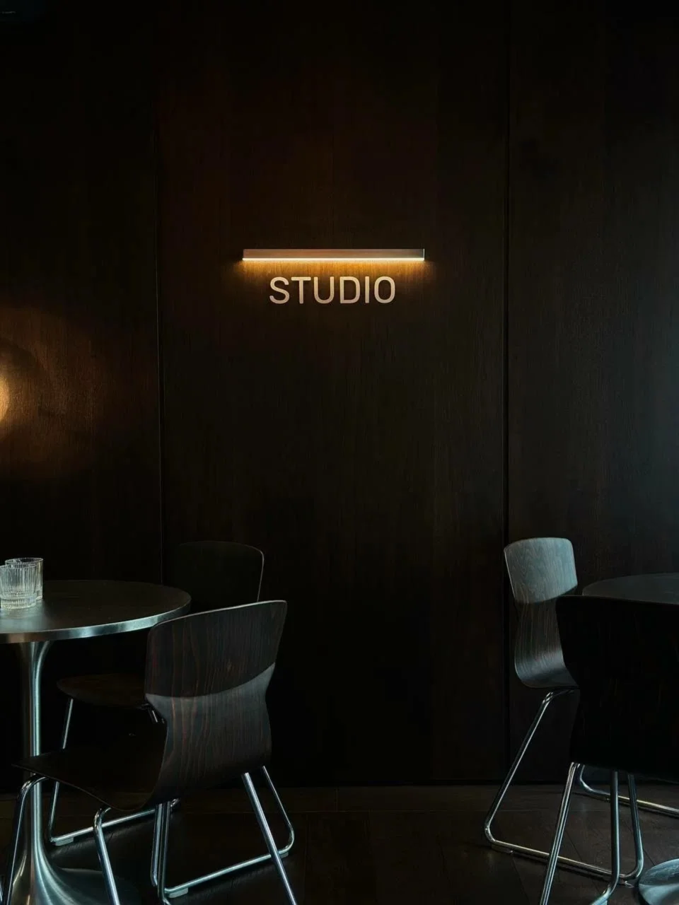 Интерьер/Экстерьер/Банкетная зона/Бар/Стол для двоих/Вход/Главный зал/Lounge зона кафе Studio фото