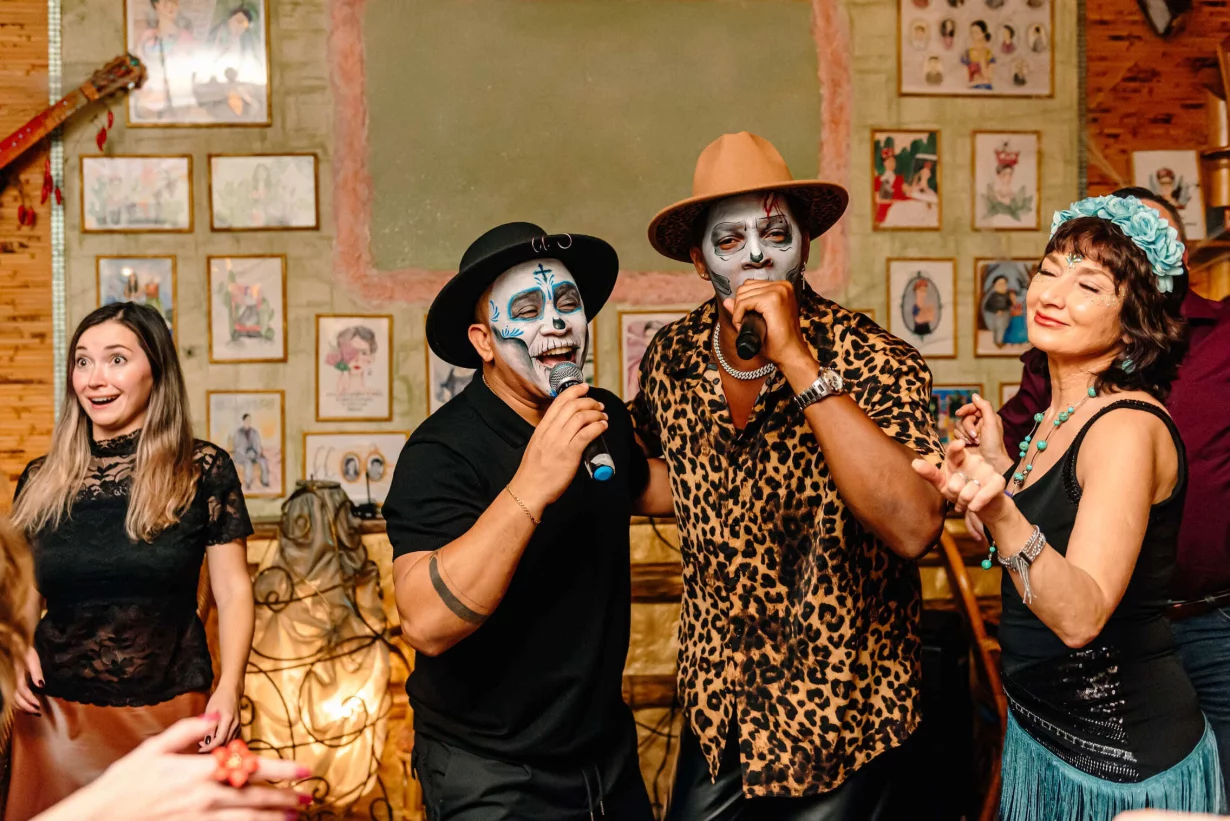 Интерьер/Экстерьер/Банкетная зона/Бар/Стол для двоих/Вход/Главный зал/Lounge зона кафе Фрида фото