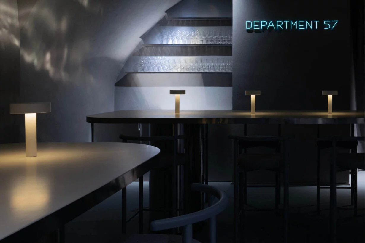 Интерьер/Экстерьер/Банкетная зона/Бар/Стол для двоих/Вход/Главный зал/Lounge зона клуб Department 57 фото