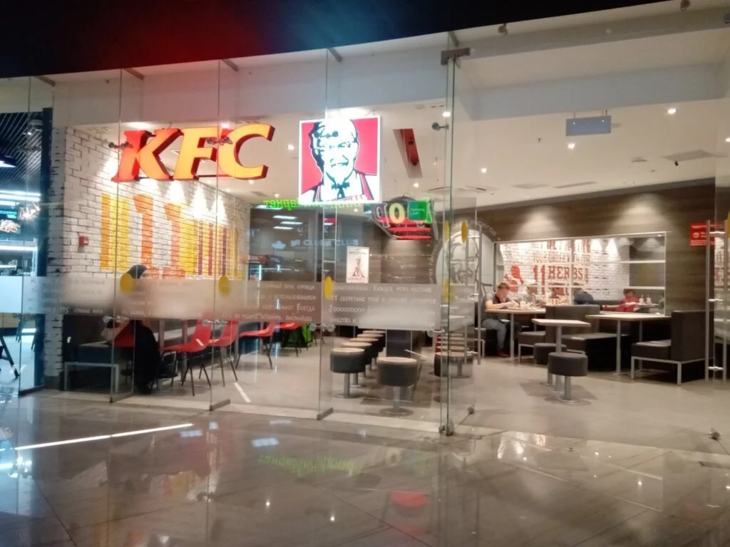 Интерьер/Экстерьер/Банкетная зона/Бар/Стол для двоих/Вход/Главный зал/Lounge зона ресторан KFC на Выставочной фото