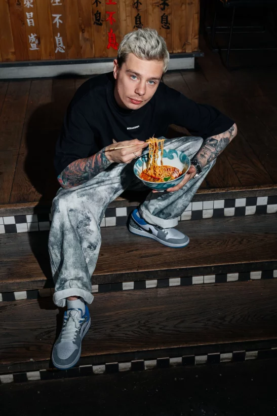 Интерьер/Экстерьер/Банкетная зона/Бар/Стол для двоих/Вход/Главный зал/Lounge зона бар Лапшичка от Сергея Орлова фото