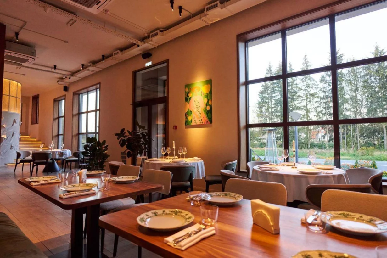 Интерьер/Экстерьер/Банкетная зона/Бар/Стол для двоих/Вход/Главный зал/Lounge зона ресторан Успенские встречи фото