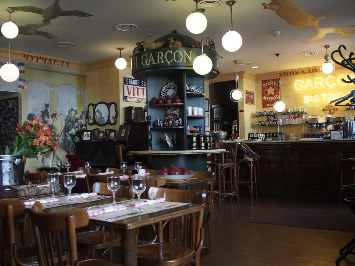 Интерьер/Экстерьер/Банкетная зона/Бар/Стол для двоих/Вход/Главный зал/Lounge зона ресторан Bistrot Garçon фото
