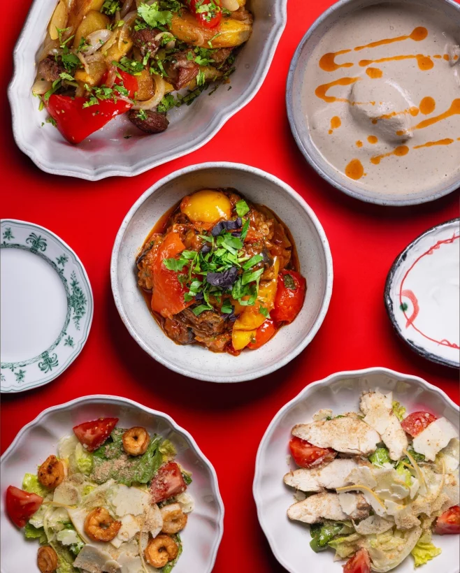 Интерьер/Экстерьер/Банкетная зона/Бар/Стол для двоих/Вход/Главный зал/Lounge зона кафе Ели сацебели фото