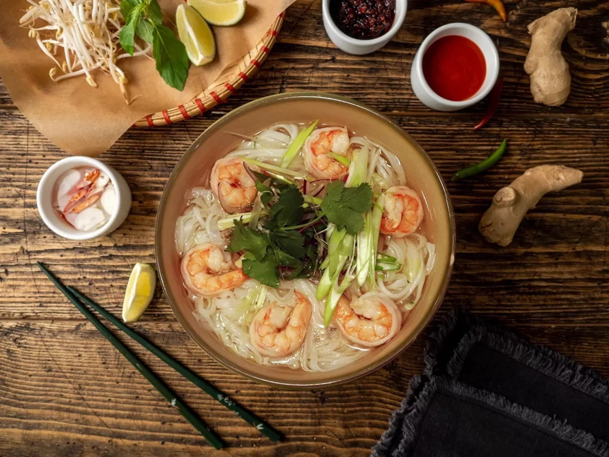 Интерьер/Экстерьер/Банкетная зона/Бар/Стол для двоих/Вход/Главный зал/Lounge зона кафе Pho City фото