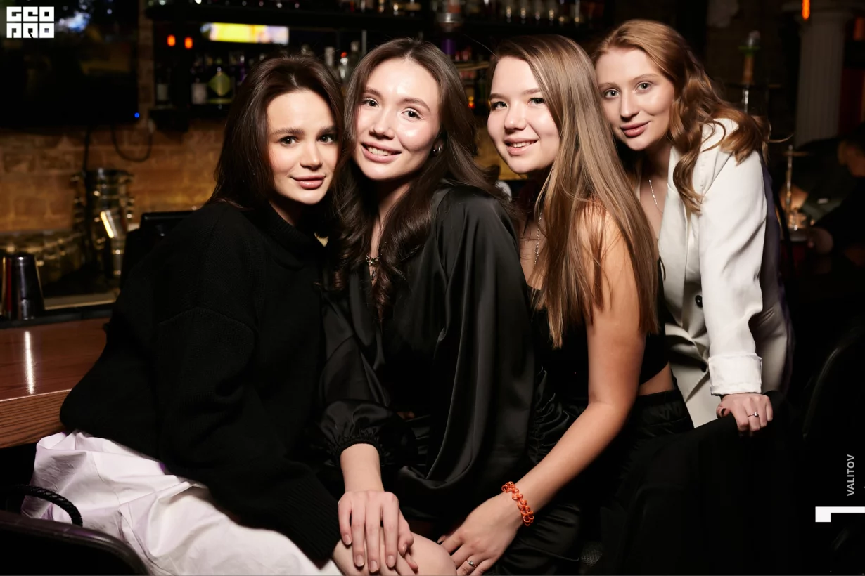 Интерьер/Экстерьер/Банкетная зона/Бар/Стол для двоих/Вход/Главный зал/Lounge зона караоке-клуб The Out Bar фото