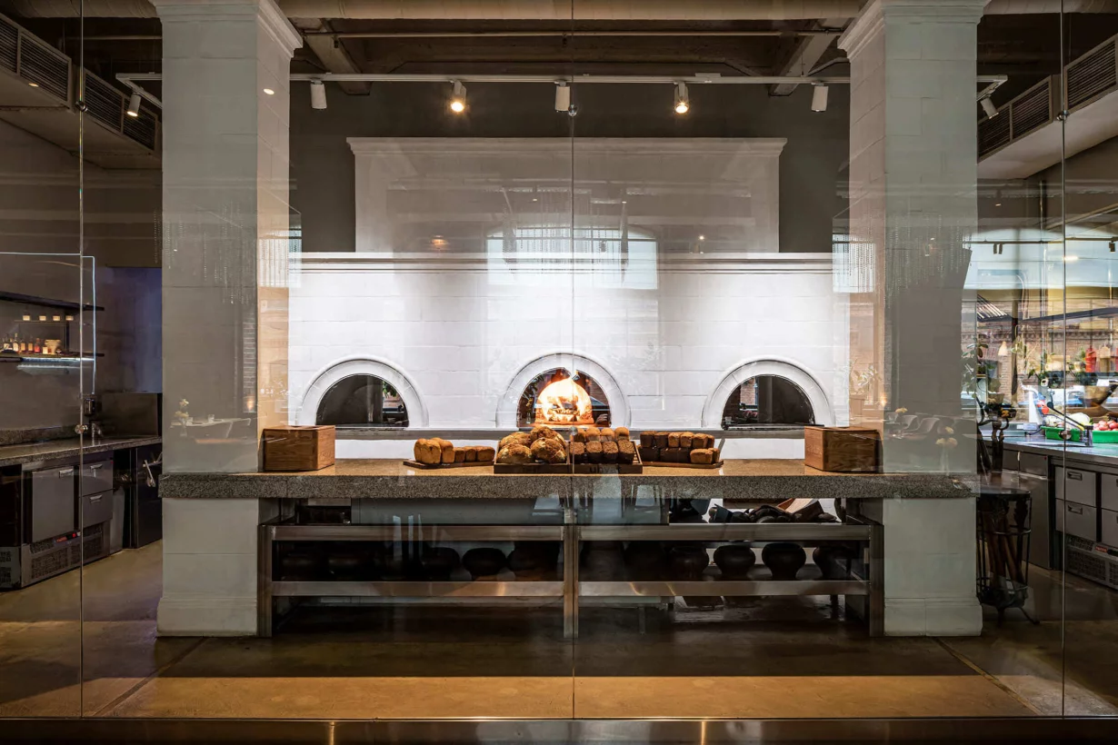 Интерьер/Экстерьер/Банкетная зона/Бар/Стол для двоих/Вход/Главный зал/Lounge зона ресторан Uhvat фото