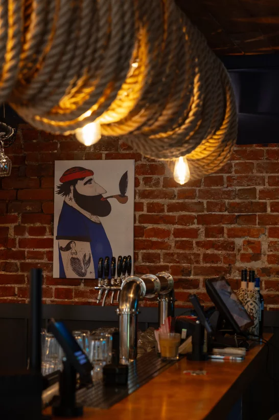 Интерьер/Экстерьер/Банкетная зона/Бар/Стол для двоих/Вход/Главный зал/Lounge зона бар Моряк и чайка фото