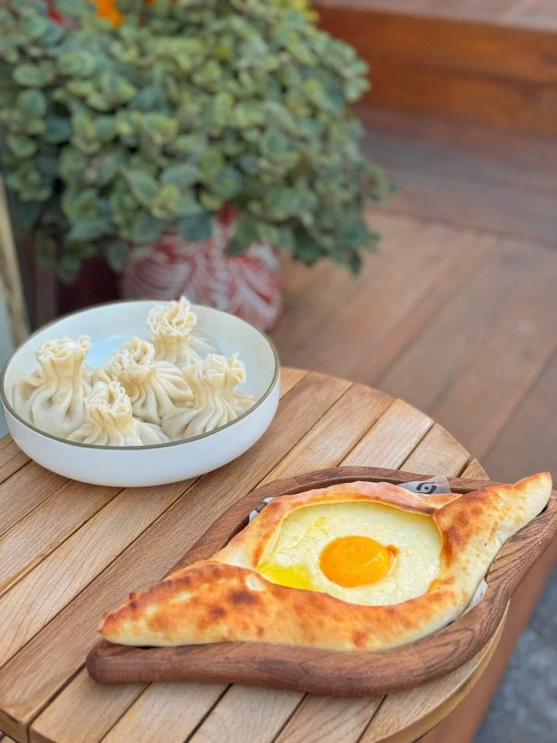 Интерьер/Экстерьер/Банкетная зона/Бар/Стол для двоих/Вход/Главный зал/Lounge зона ресторан Хачапурия фото