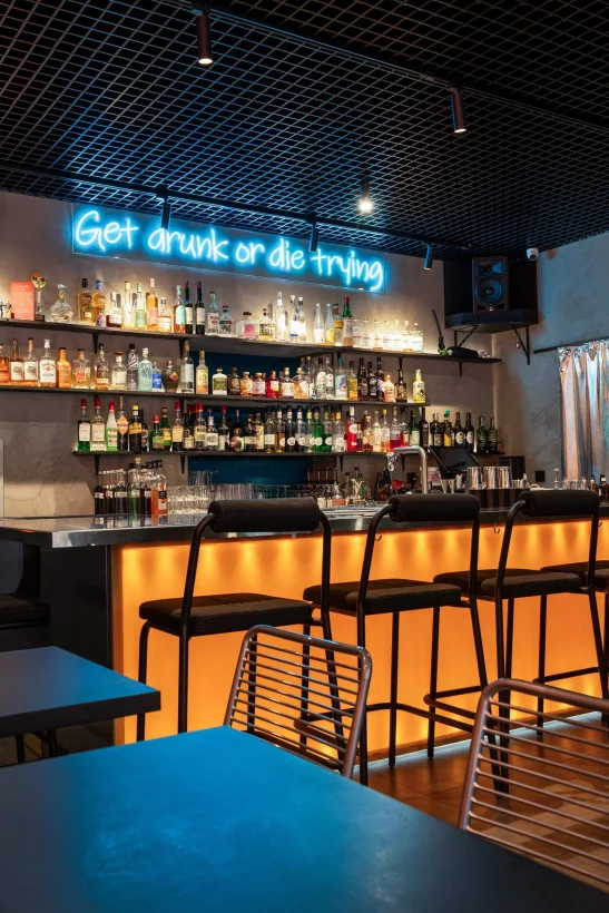 Интерьер/Экстерьер/Банкетная зона/Бар/Стол для двоих/Вход/Главный зал/Lounge зона бар Midnight Cocktail Club фото