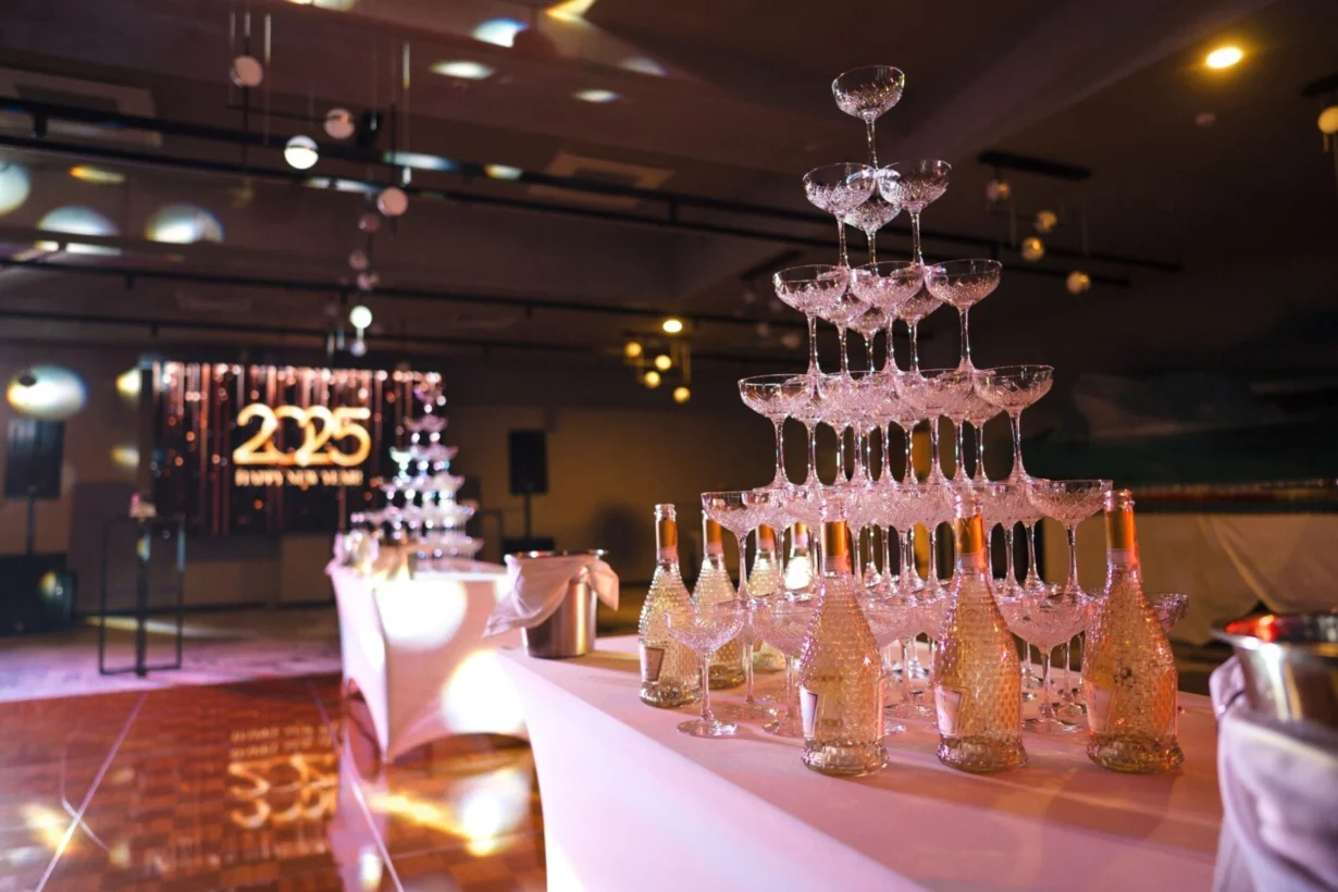 Интерьер/Экстерьер/Банкетная зона/Бар/Стол для двоих/Вход/Главный зал/Lounge зона ресторан Domina Пулково фото