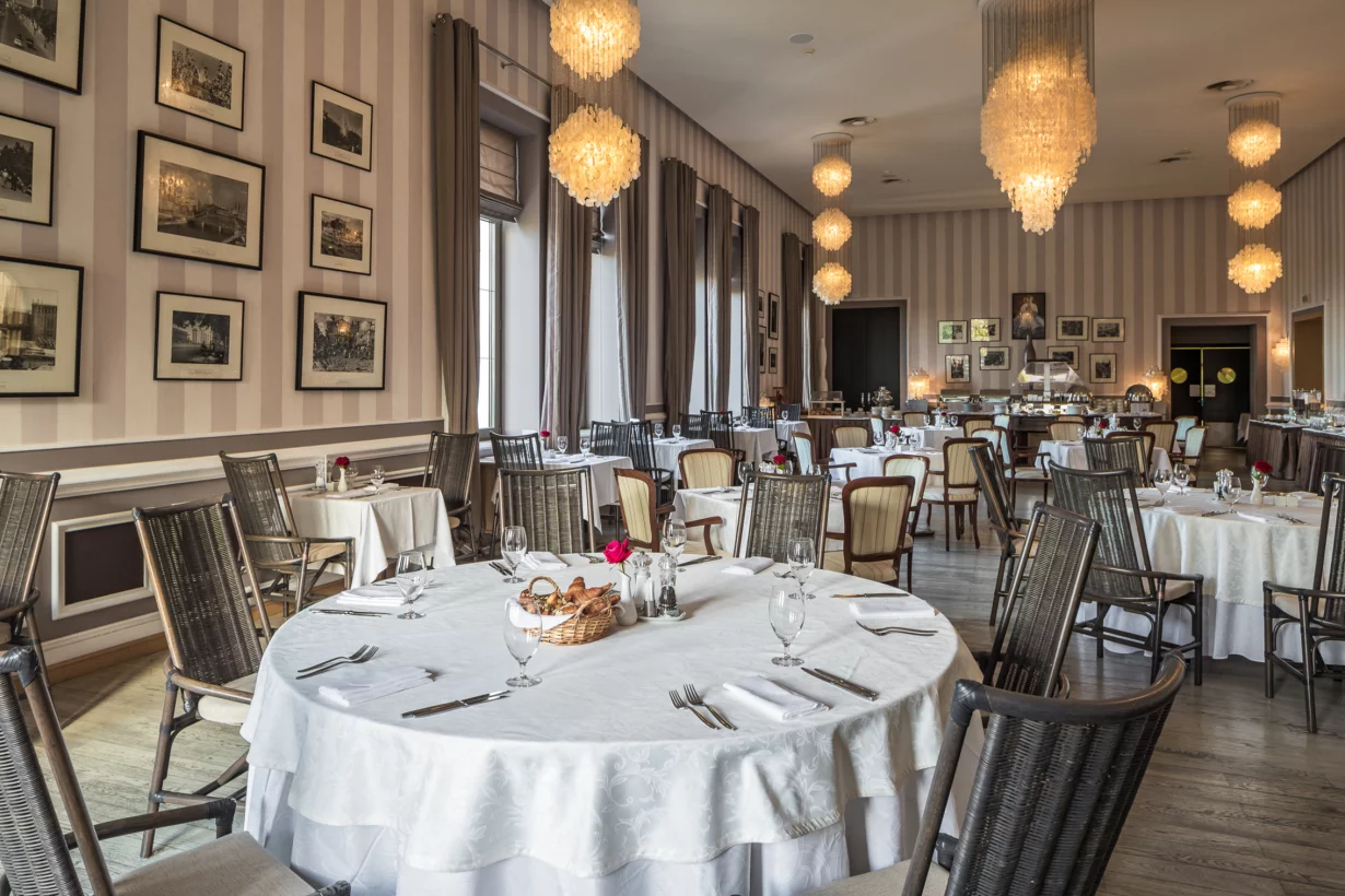 Интерьер/Экстерьер/Банкетная зона/Бар/Стол для двоих/Вход/Главный зал/Lounge зона ресторан Москва фото