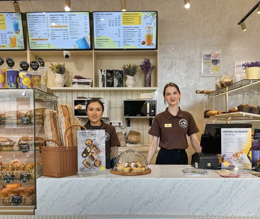 Интерьер/Экстерьер/Банкетная зона/Бар/Стол для двоих/Вход/Главный зал/Lounge зона кафе French Bakery Sedelice фото