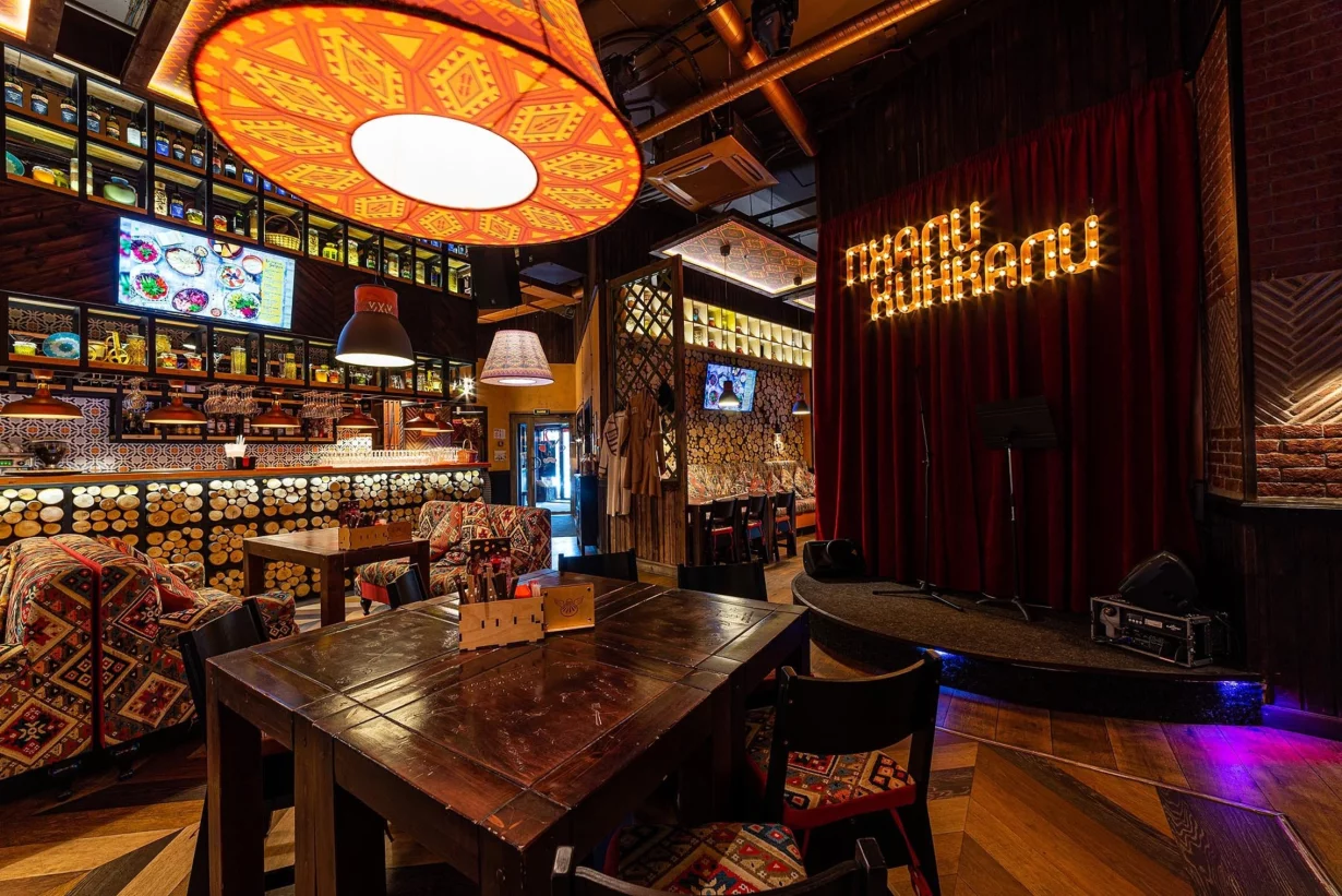 Интерьер/Экстерьер/Банкетная зона/Бар/Стол для двоих/Вход/Главный зал/Lounge зона ресторан ПхалиХинкали фото