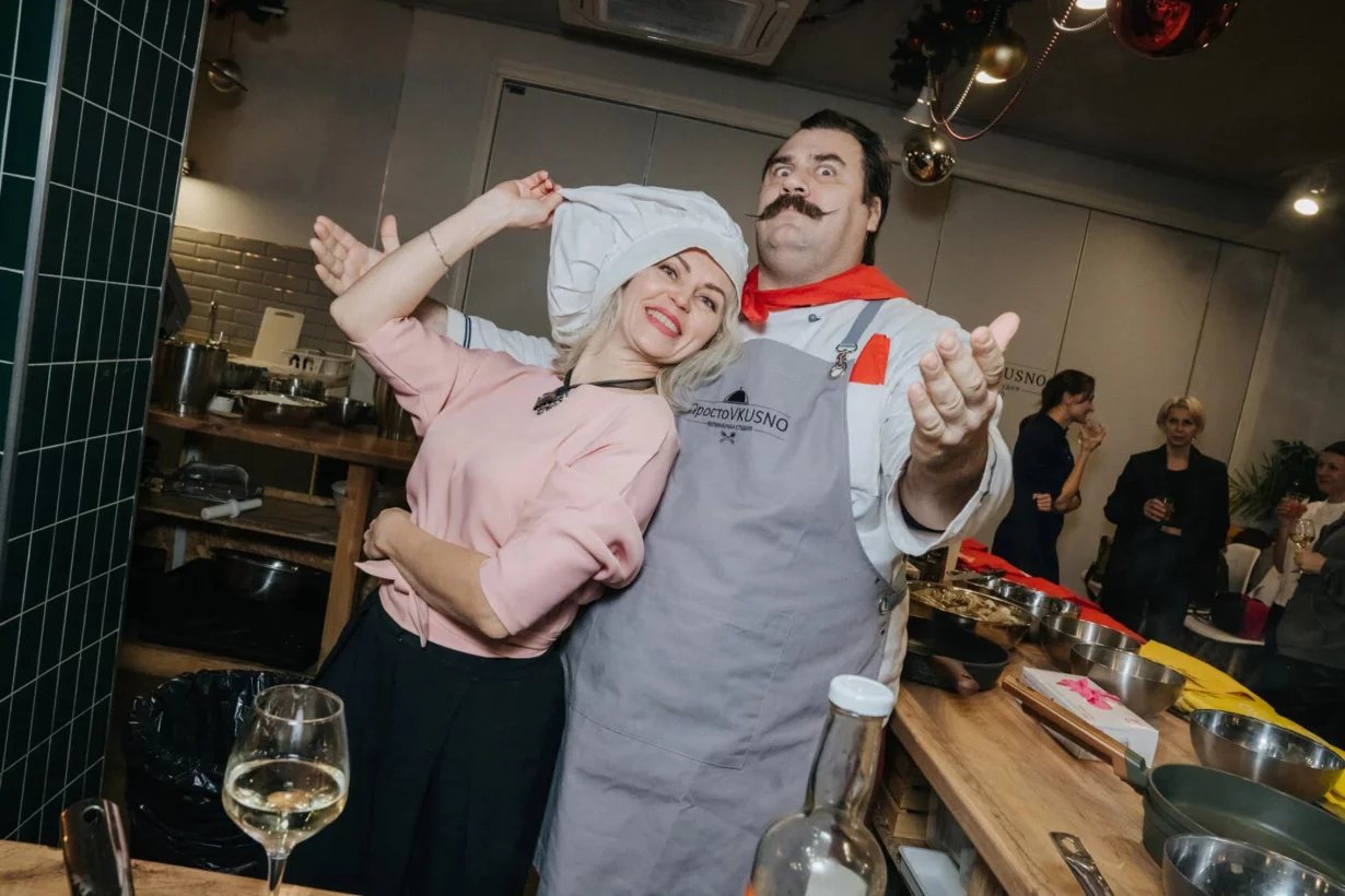 Интерьер/Экстерьер/Банкетная зона/Бар/Стол для двоих/Вход/Главный зал/Lounge зона кулинарная студия Просто Vkusno фото