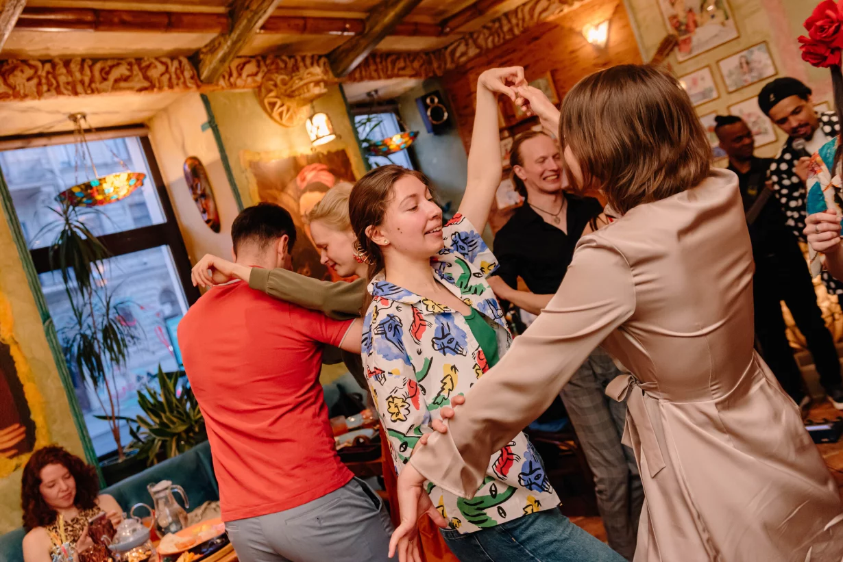 Интерьер/Экстерьер/Банкетная зона/Бар/Стол для двоих/Вход/Главный зал/Lounge зона кафе Фрида фото