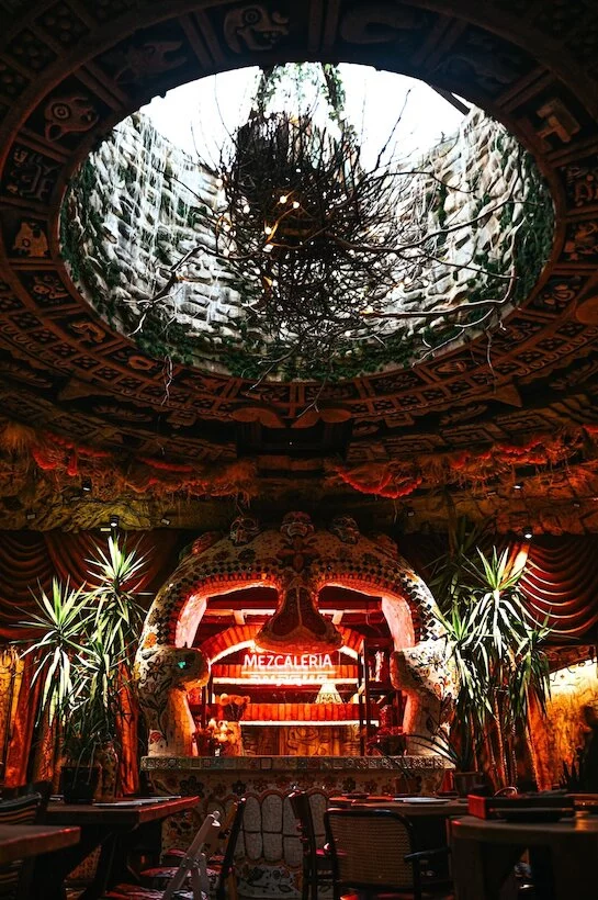 Интерьер/Экстерьер/Банкетная зона/Бар/Стол для двоих/Вход/Главный зал/Lounge зона ресторан Arrurru фото