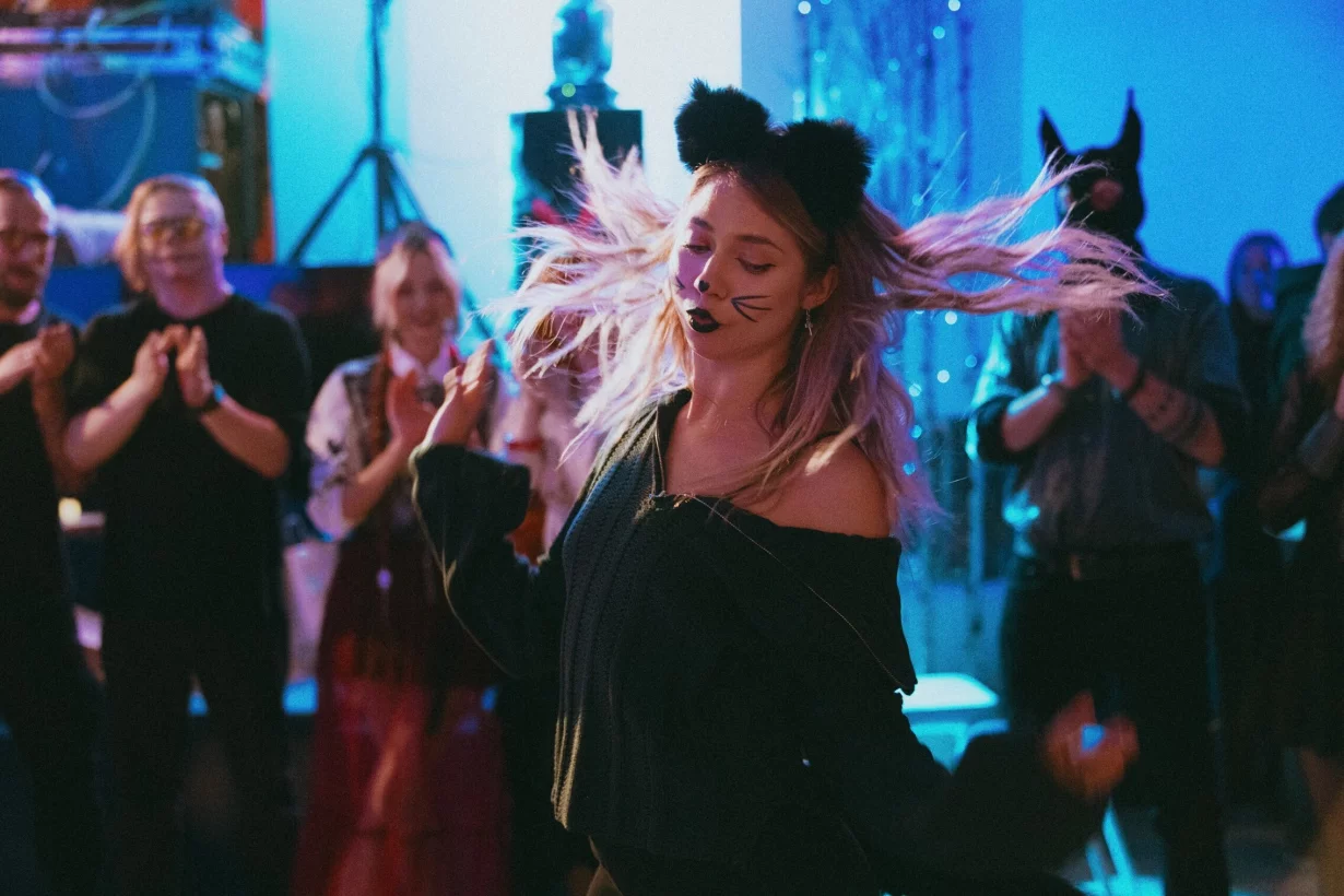 Интерьер/Экстерьер/Банкетная зона/Бар/Стол для двоих/Вход/Главный зал/Lounge зона бар Люди в синем фото