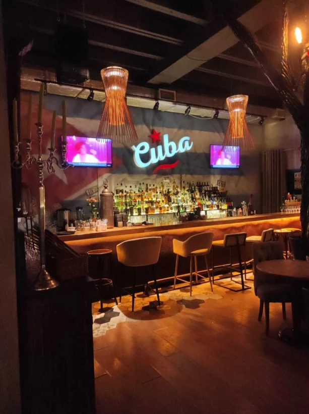 Интерьер/Экстерьер/Банкетная зона/Бар/Стол для двоих/Вход/Главный зал/Lounge зона паб Куба фото