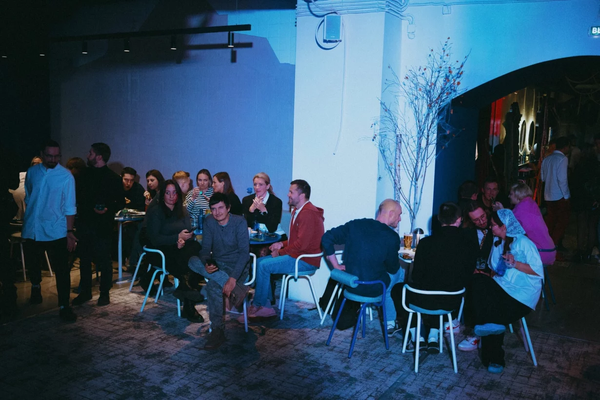 Интерьер/Экстерьер/Банкетная зона/Бар/Стол для двоих/Вход/Главный зал/Lounge зона бар Люди в синем фото