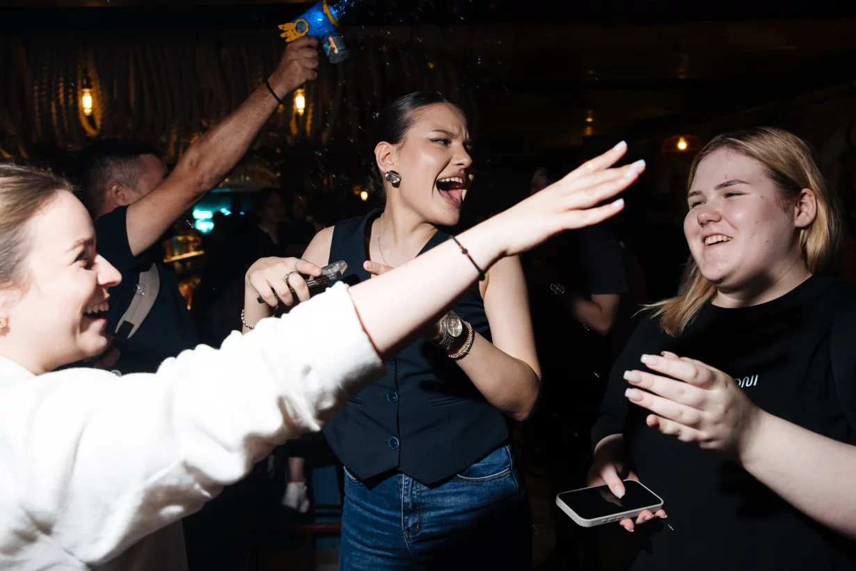 Интерьер/Экстерьер/Банкетная зона/Бар/Стол для двоих/Вход/Главный зал/Lounge зона бар Моряк и чайка фото