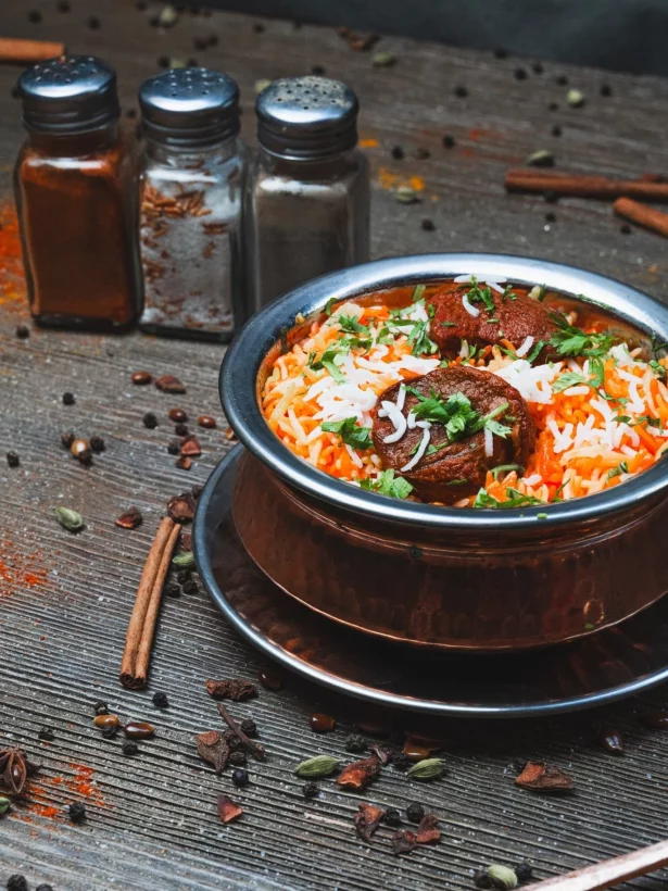 Интерьер/Экстерьер/Банкетная зона/Бар/Стол для двоих/Вход/Главный зал/Lounge зона ресторан Mr. India фото