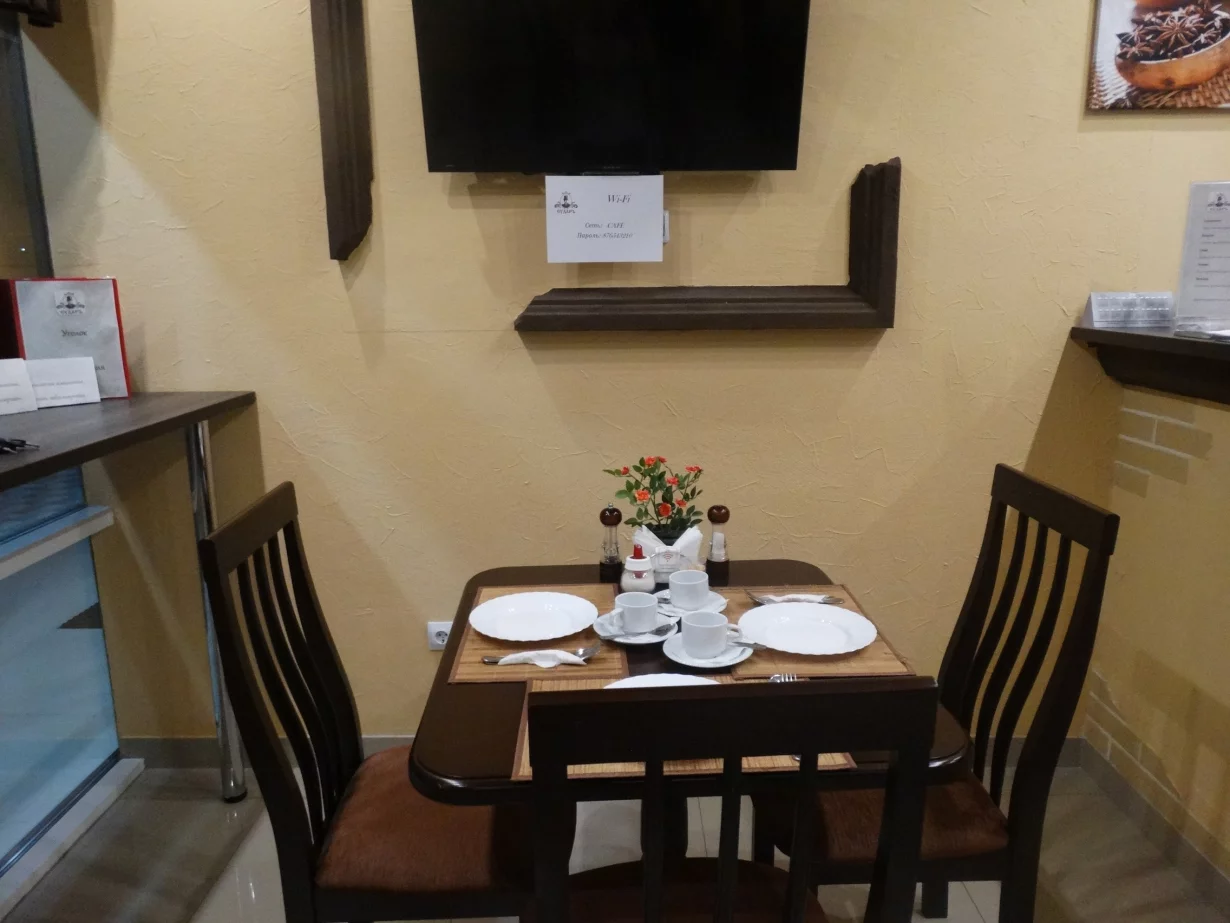 Интерьер/Экстерьер/Банкетная зона/Бар/Стол для двоих/Вход/Главный зал/Lounge зона кафе ПридворовЪ фото