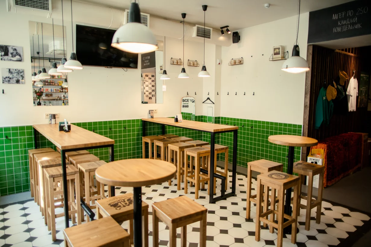 Интерьер/Экстерьер/Банкетная зона/Бар/Стол для двоих/Вход/Главный зал/Lounge зона бар Два Светлых фото