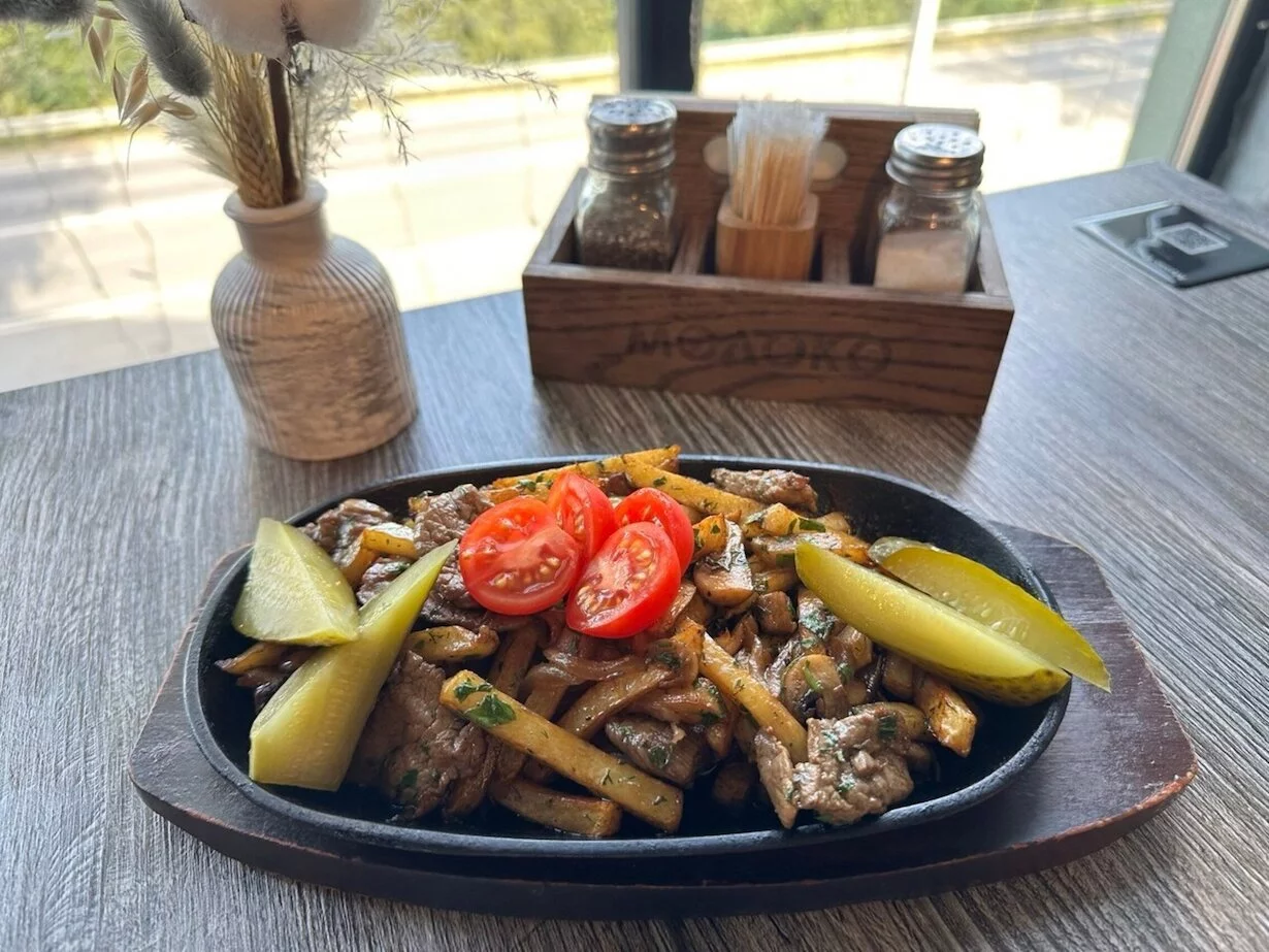 Интерьер/Экстерьер/Банкетная зона/Бар/Стол для двоих/Вход/Главный зал/Lounge зона ресторан Молоко фото