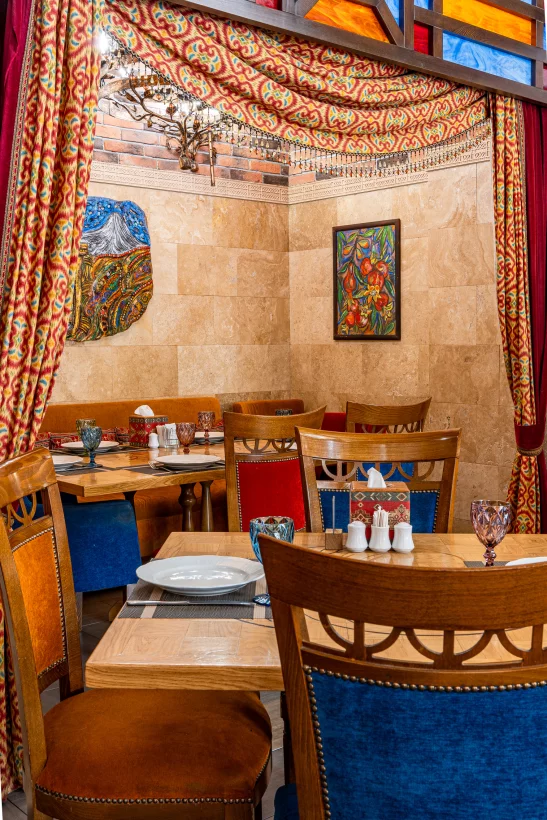 Интерьер/Экстерьер/Банкетная зона/Бар/Стол для двоих/Вход/Главный зал/Lounge зона ресторан Дудук фото