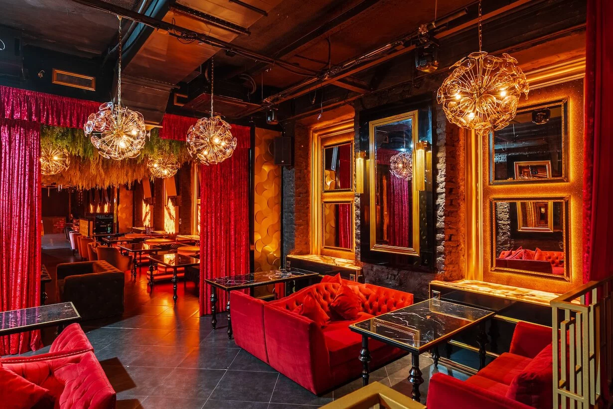 Интерьер/Экстерьер/Банкетная зона/Бар/Стол для двоих/Вход/Главный зал/Lounge зона клуб Project фото