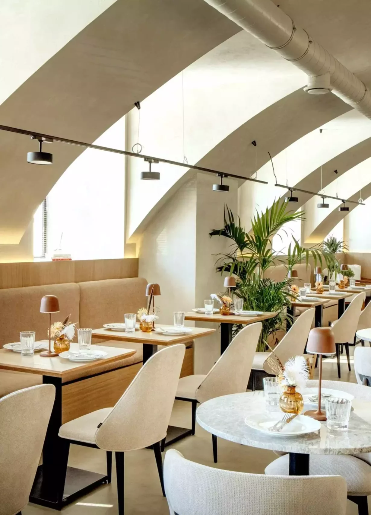 Интерьер/Экстерьер/Банкетная зона/Бар/Стол для двоих/Вход/Главный зал/Lounge зона ресторан Гимназистка фото