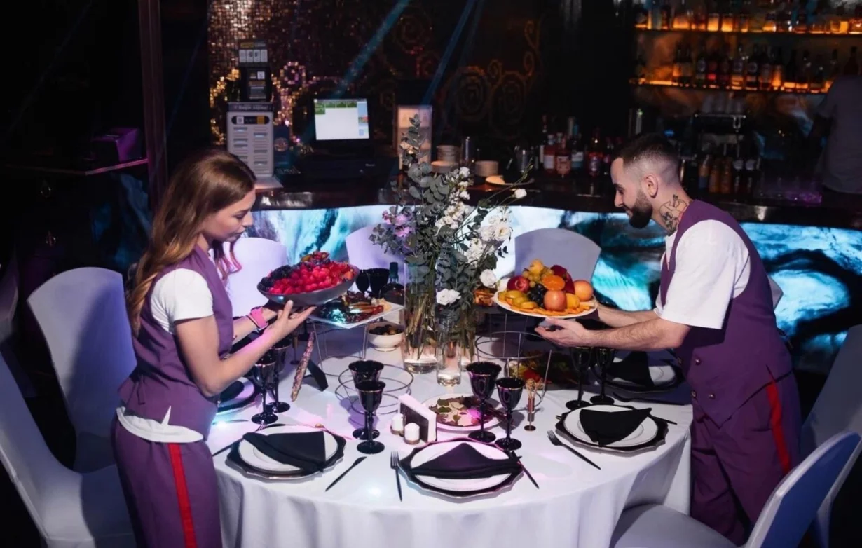 Интерьер/Экстерьер/Банкетная зона/Бар/Стол для двоих/Вход/Главный зал/Lounge зона караоке-клуб Pesnya Karaoke & Club фото