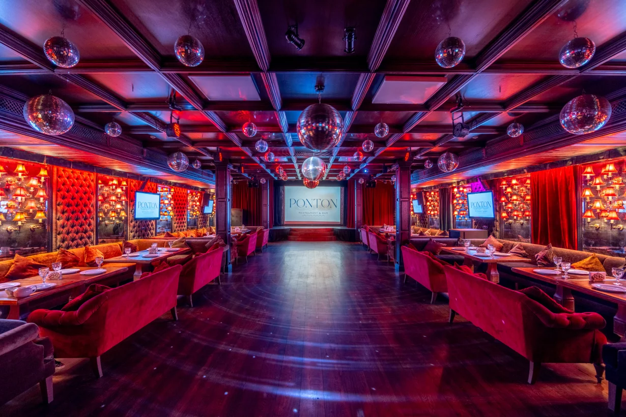 Интерьер/Экстерьер/Банкетная зона/Бар/Стол для двоих/Вход/Главный зал/Lounge зона ресторан Понтон фото