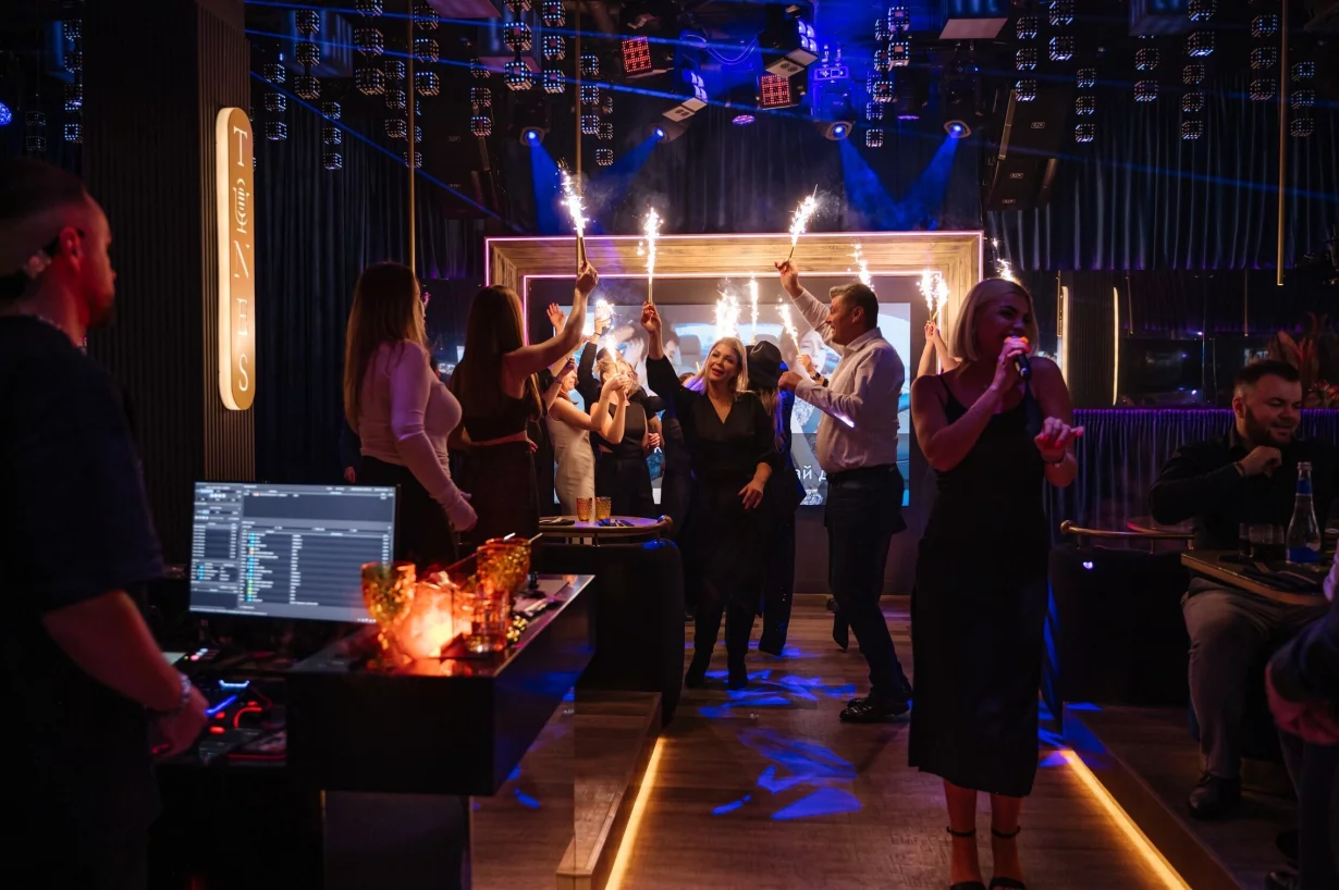 Интерьер/Экстерьер/Банкетная зона/Бар/Стол для двоих/Вход/Главный зал/Lounge зона караоке-клуб Tunes фото