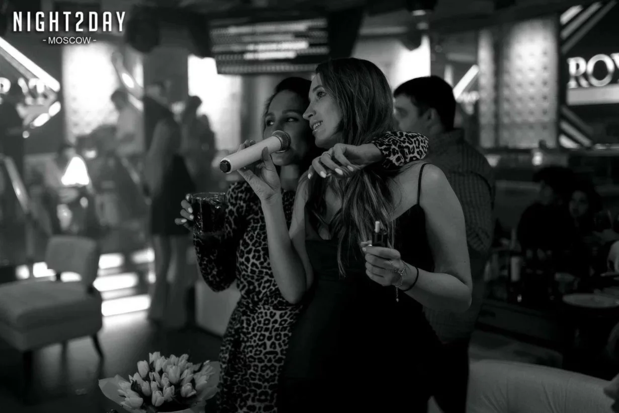 Интерьер/Экстерьер/Банкетная зона/Бар/Стол для двоих/Вход/Главный зал/Lounge зона караоке-клуб Royal Space by Royal Arbat фото