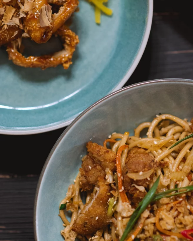 Интерьер/Экстерьер/Банкетная зона/Бар/Стол для двоих/Вход/Главный зал/Lounge зона кафе Lapsha фото