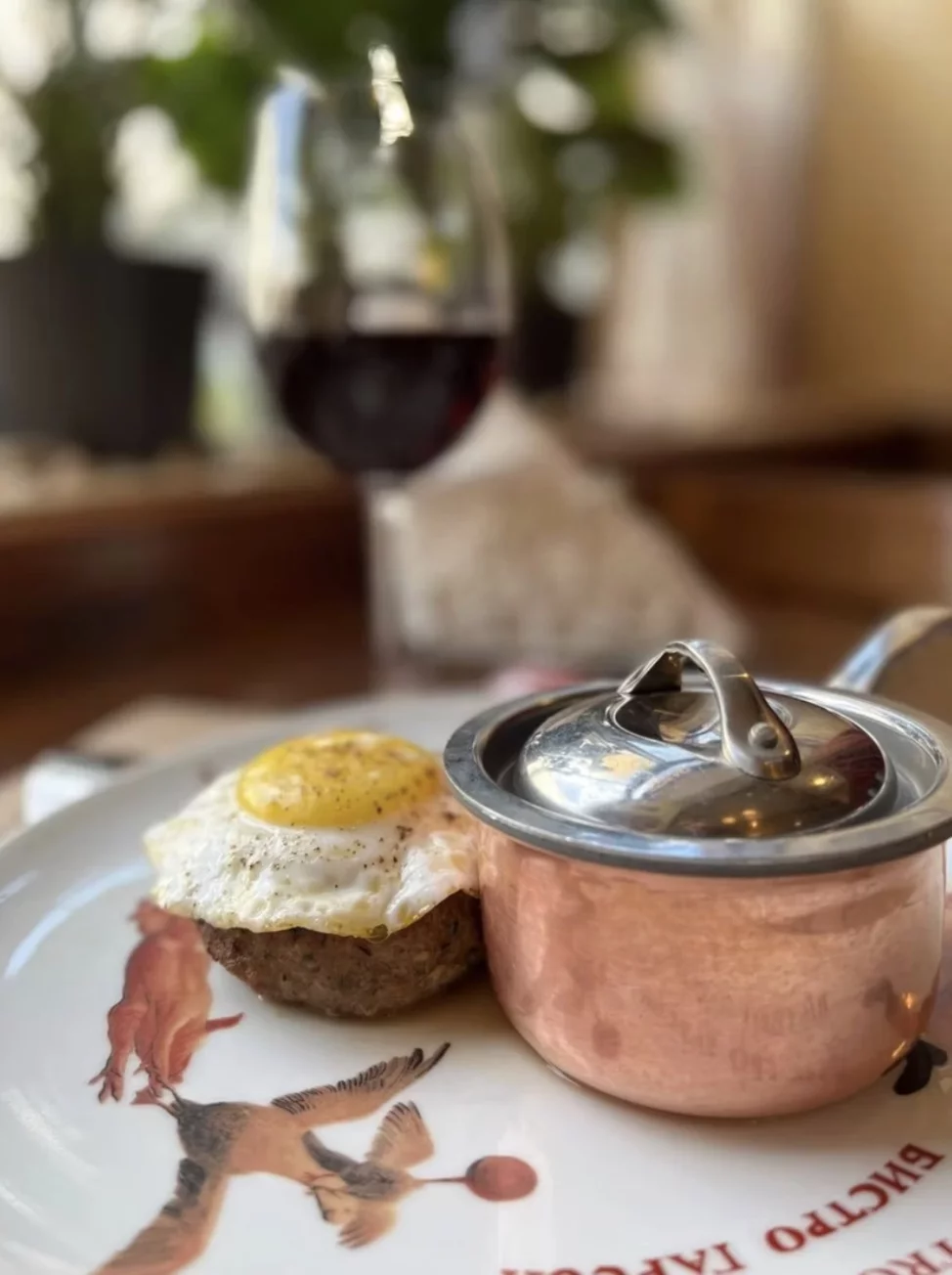 Интерьер/Экстерьер/Банкетная зона/Бар/Стол для двоих/Вход/Главный зал/Lounge зона ресторан Bistrot Garçon фото