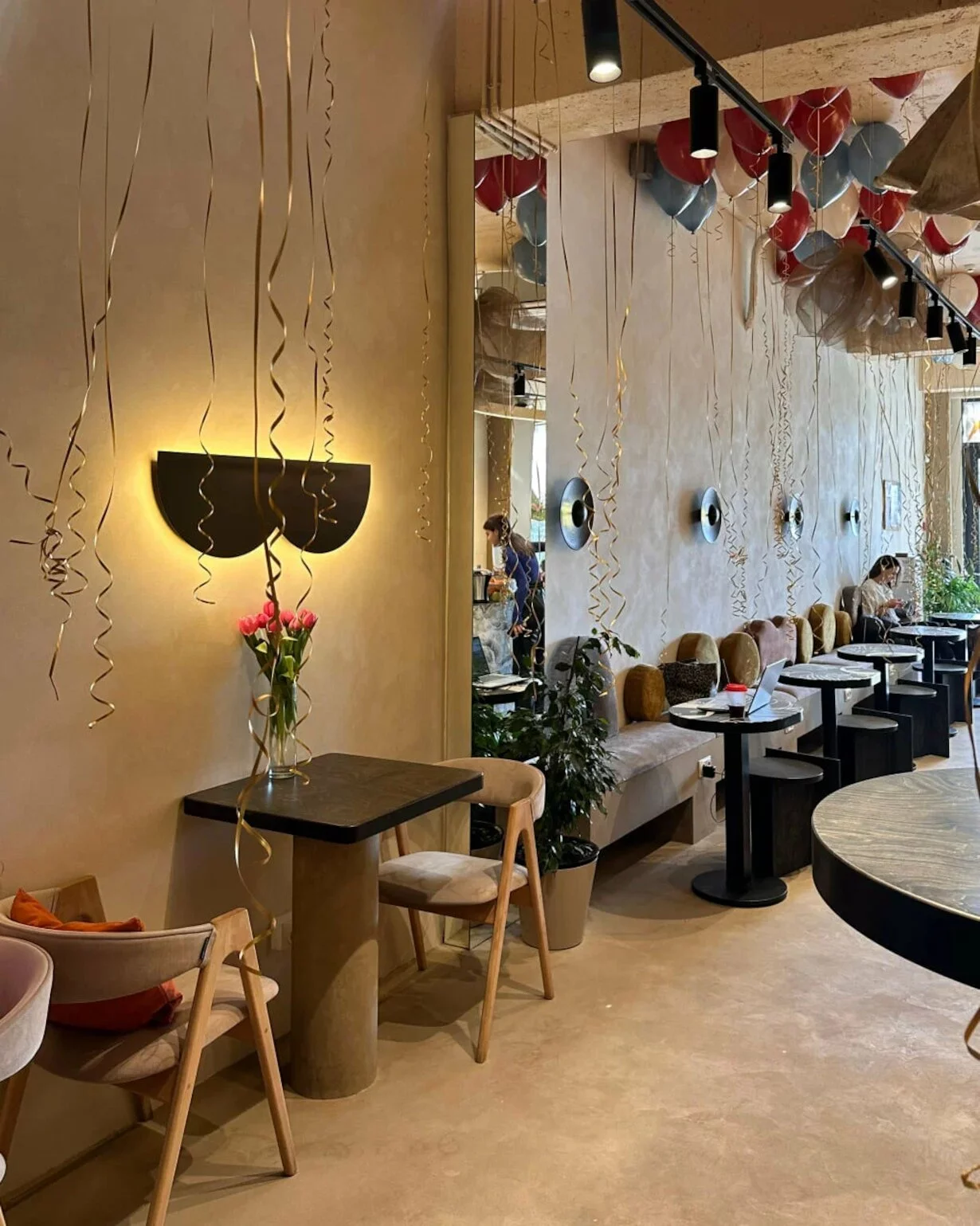 Интерьер/Экстерьер/Банкетная зона/Бар/Стол для двоих/Вход/Главный зал/Lounge зона кофейня Зацепи Кофе фото