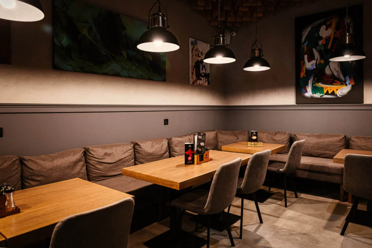 Интерьер/Экстерьер/Банкетная зона/Бар/Стол для двоих/Вход/Главный зал/Lounge зона кафе Ramen Ten фото